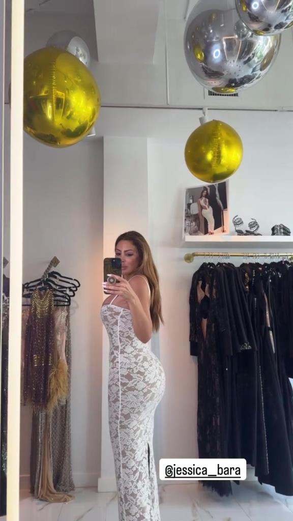 徐娘半老！皮蓬前妻穿吊帶裙自拍，這身材也太炸裂了！