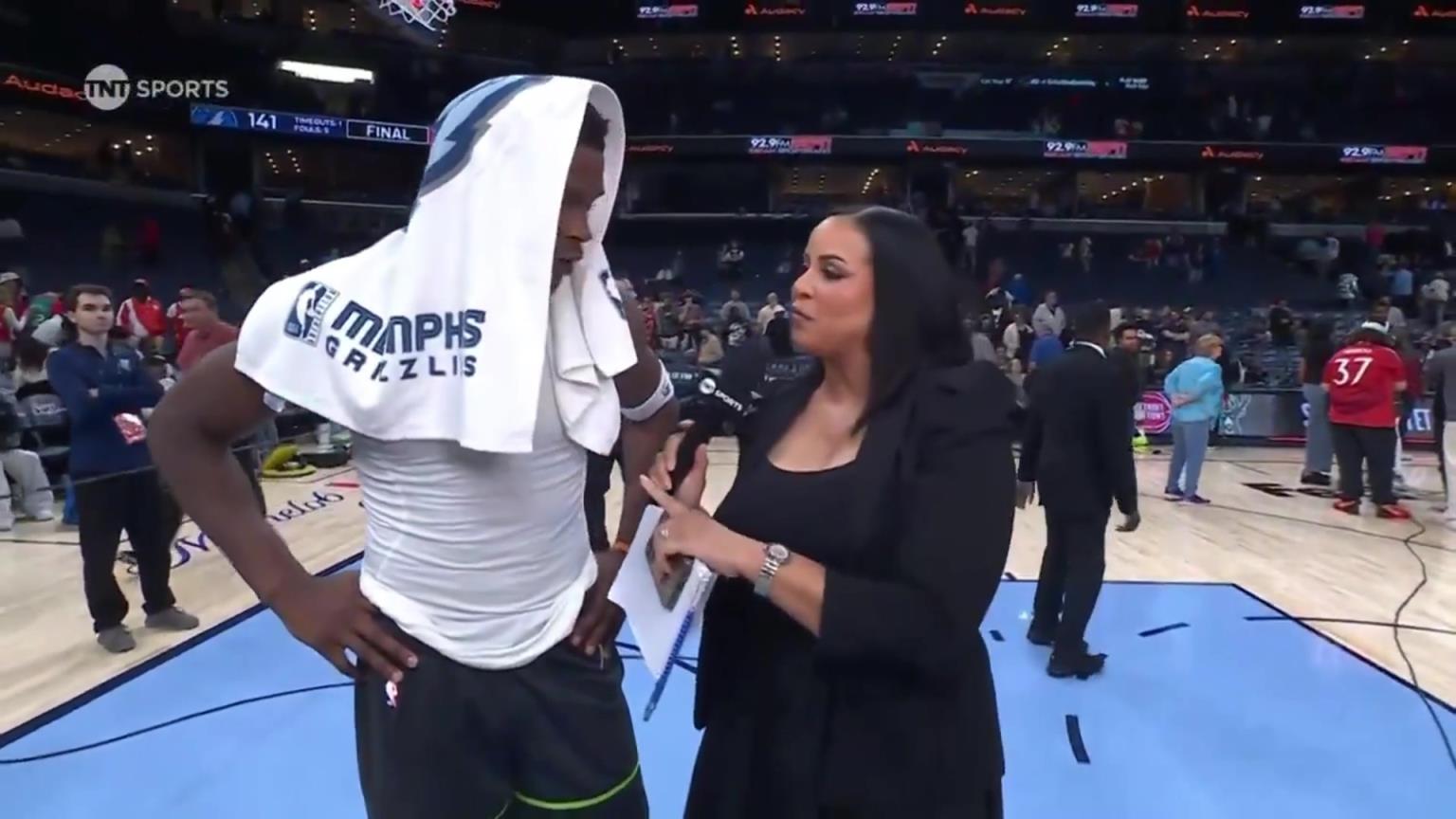 華子賽后接受一位豐滿女記者的采訪！