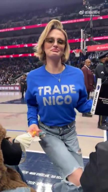 主場不準(zhǔn)球迷打印“解雇Nico”標(biāo)語，女球迷就出此下策