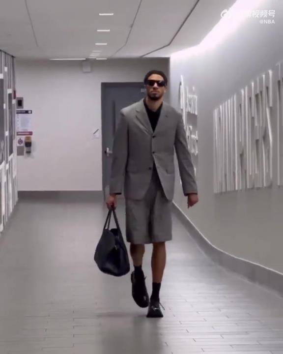 時(shí)尚潮男！哈利今日一身灰西裝短褲墨鏡搭配入場 腿真細(xì)！