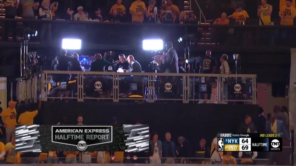 ??？轉(zhuǎn)播鏡頭給到解說看臺，奧尼爾居然抱著一個(gè)人在彎舉