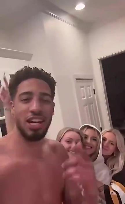 今日怒砍歷史級三雙！哈利此前光著膀子與三位金發(fā)美女同框