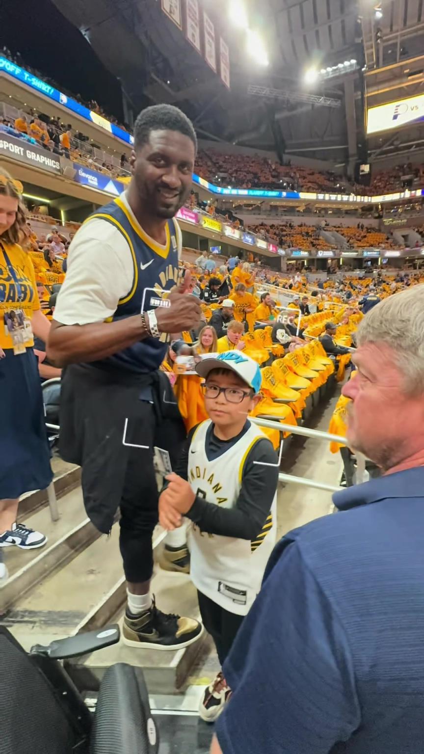 現(xiàn)在真成高圓圓了！步行者名宿希伯特現(xiàn)身主場給小球迷簽名