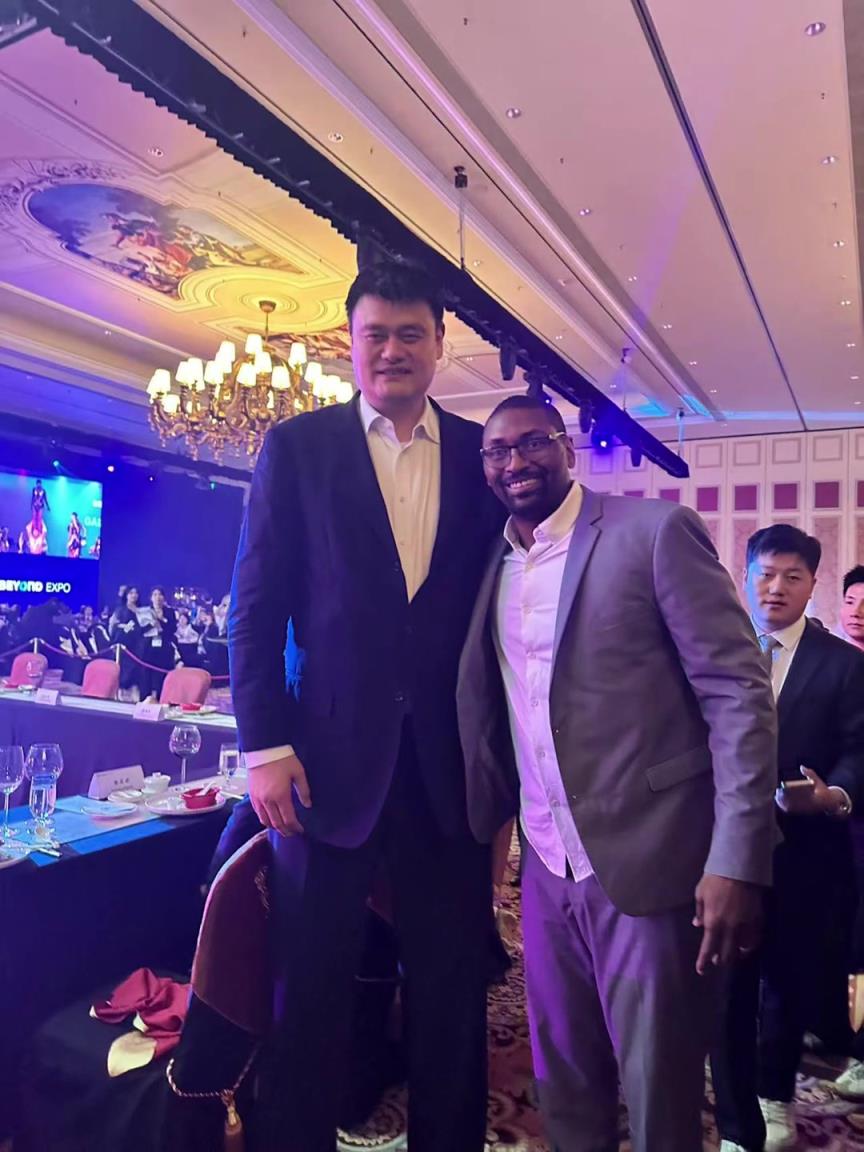 阿泰斯特曬與姚明合照：這是我最喜歡的隊(duì)友 姚??！