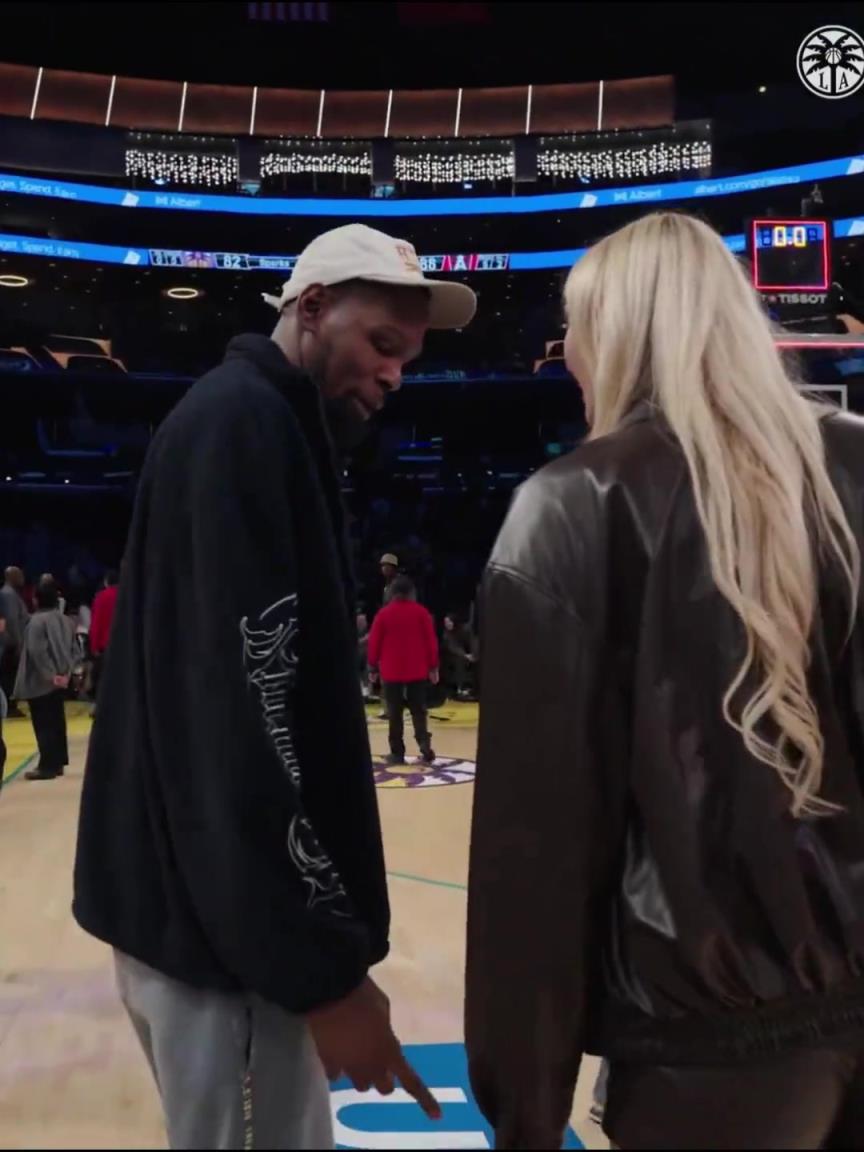 小帥這氣質(zhì)！杜蘭特與庫里教妹布林克擁抱，眼睛好像一直偷瞟布林克大長腿