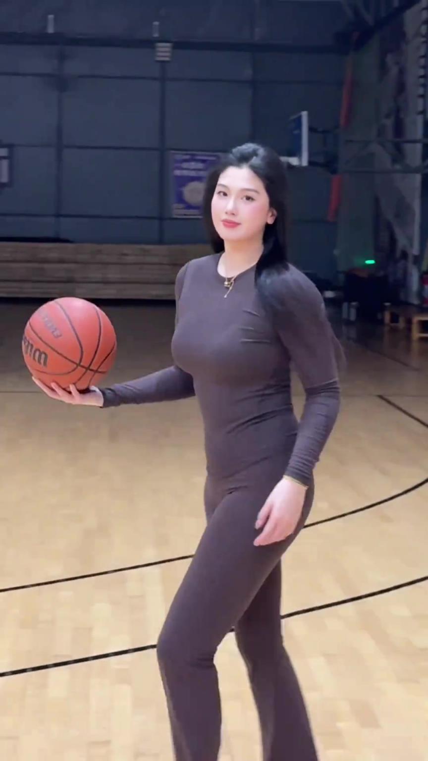 低配版卡戴珊！野球場肘姐這身材，懂的吧友都懂！