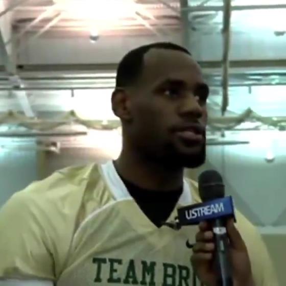 哥兩個還會這個??？11年NBA停擺期間老詹和阿杜組隊玩橄欖球