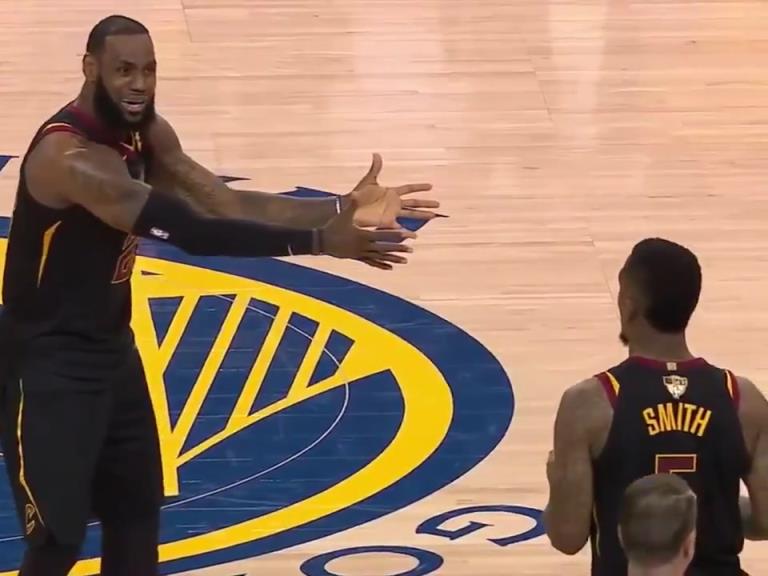 名場面！JR搶下關(guān)鍵籃板沒看表，老詹質(zhì)問JR為何傳球