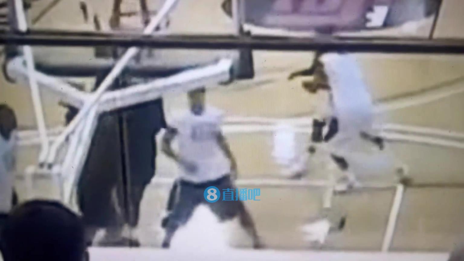 引熱議！美媒翻舊賬：當(dāng)年詹姆斯被大學(xué)生隔扣，耐克沒收了錄像帶