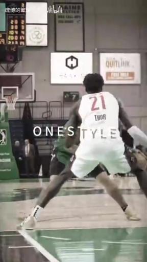 正統(tǒng)美式后衛(wèi)！JD戴維森炒菜后低手合球，對抗上籃打進！
