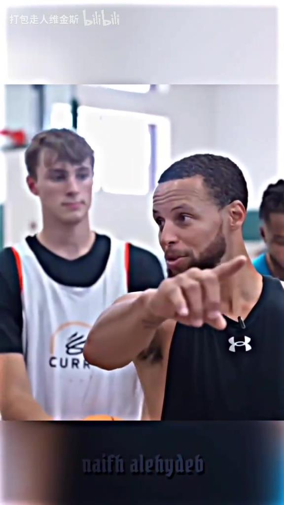 庫里：其實這個暴扣是我教的！當(dāng)弗拉格出現(xiàn)在庫里的訓(xùn)練營！