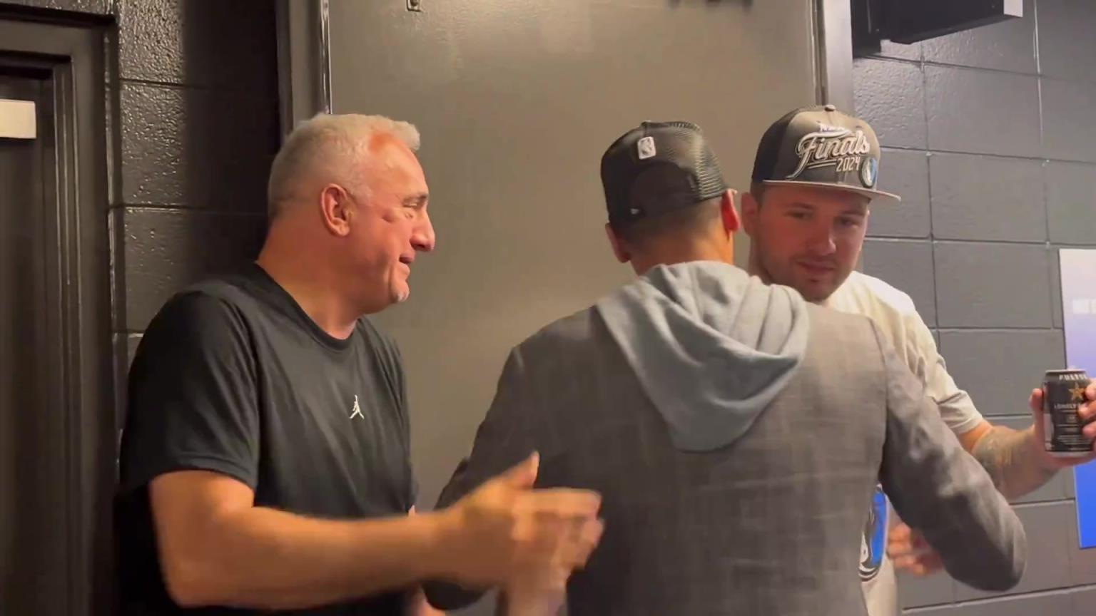 去年的今天，東契奇率隊殺入總決賽，賽后喝啤酒被芬利沒收