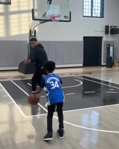 交易價值急劇下降！字母哥和小球迷單挑被當(dāng)面絕殺