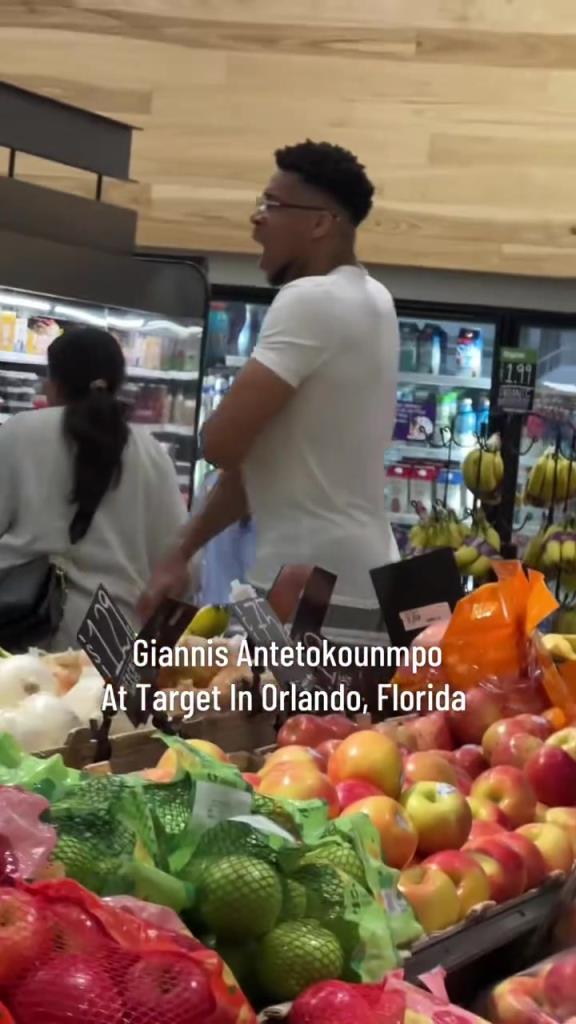 好男人?。∽帜父缭趭W蘭多度假 陪妻子一起逛超市