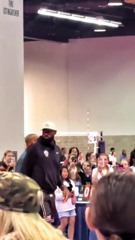 什么是巨星??！詹姆斯現(xiàn)身排球場(chǎng)被小球迷包圍 這就是行走的流量