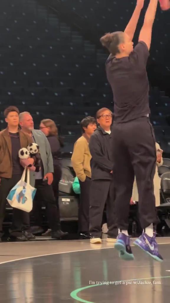 71歲成龍現(xiàn)身巴克萊中心看女籃比賽：她們投籃怎么那么準(zhǔn)！?。?>
                                <div   id=