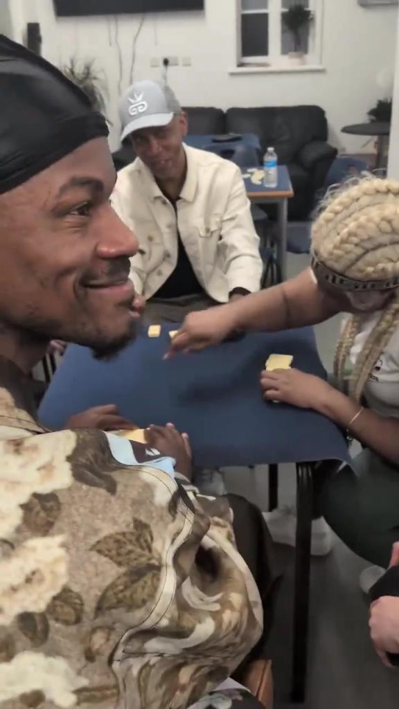 想找到巴特勒很簡(jiǎn)單，因?yàn)樗辉诨@球場(chǎng)，就在棋牌室