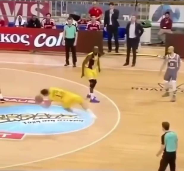 下地真快！搶斷這哥們兒多少是有點(diǎn)門將基礎(chǔ)