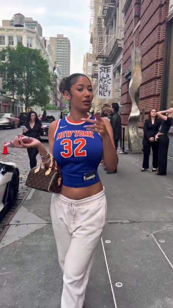 哇塞！一豐滿尼克斯女球迷身穿唐斯球衣，真是太吸引眼球了