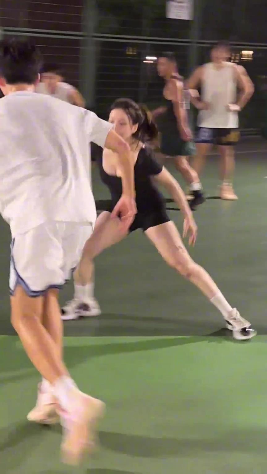 小姐姐防得真兇！瘦點的男生都拿她沒辦法